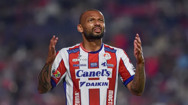 América debe ir por Joao Pedro.