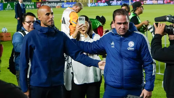 El estratega y una mirada muy dura sobre sus propios jugadores (MexSport).