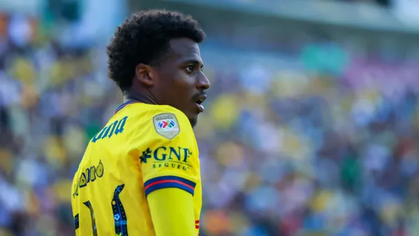 Javairo Dilrosun hace enojar a la afición del América.