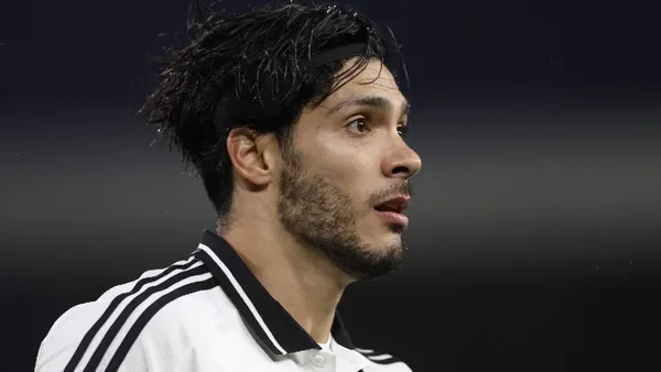 Raúl pone en su lugar a Chivas.