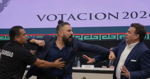 Álvaro Morales supuestamente quería increpar a Faitelson para seguir con la bronca.