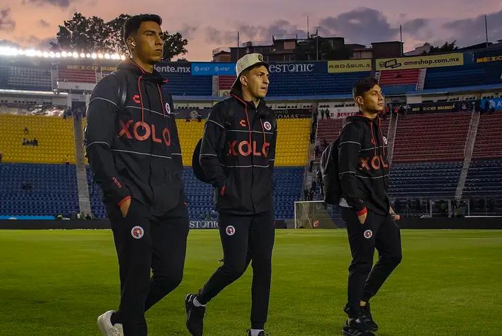 Los jugadores de Tijuana pisando la cancha del estadio, pintado de amarillo ahora - Foto: X (@Xolos)