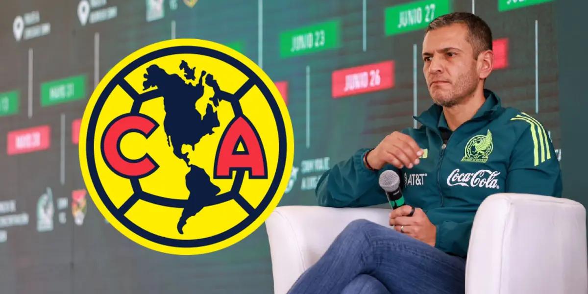 Jaime Lozano con el escudo del América