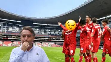 Jugadores del Toluca celebrando en el Estadio Azteca junto a Emilio Azcárraga.