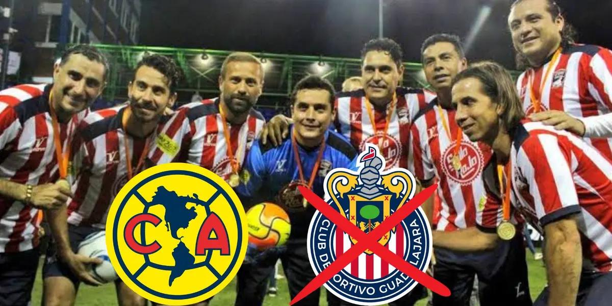 Leyendas de Chivas con su escudo y el del América/FOTO: Fútbol Total