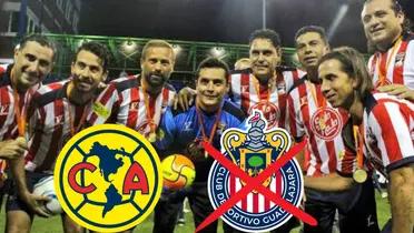 Leyendas de Chivas con su escudo y el del América/FOTO: Fútbol Total