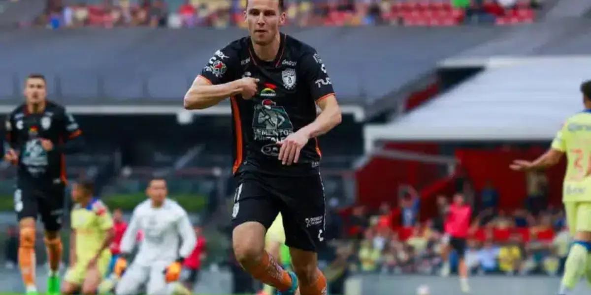 Oussama Idrissi festejando gol al América