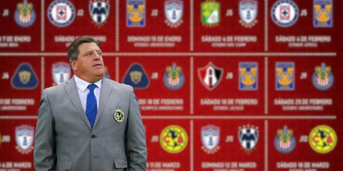 Piojo Herrera con el calendario de la Liga Mx/FOTO: The coache’s voice