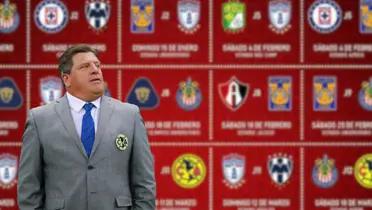 Piojo Herrera con el calendario de la Liga Mx/FOTO: The coache’s voice