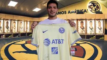 Raúl Jiménez sostiene la playera del América