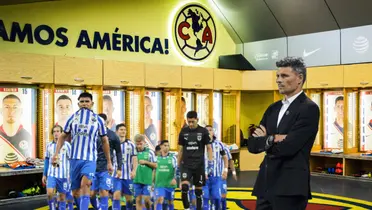 Fernando Ortiz y jugadores en el vestidor del América.