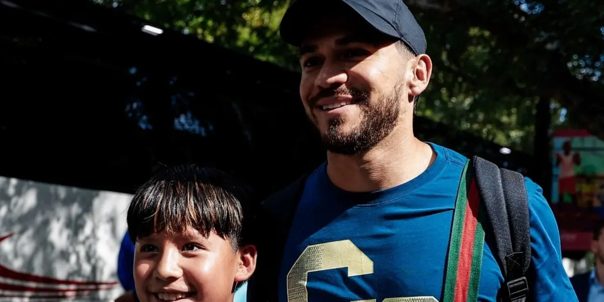 Henry Martin con aficionado en Atlanta (Foto: Club América)