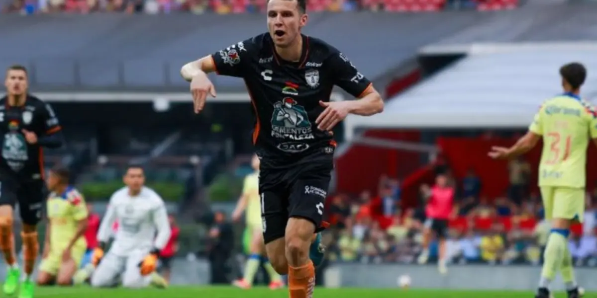 Idrissi marcando gol en el Estadio Azteca