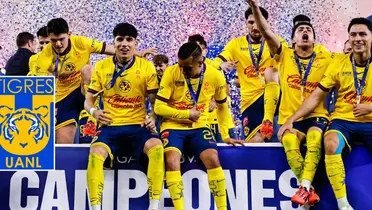 jugadores de América y escudo de Tigres/FOTO: América