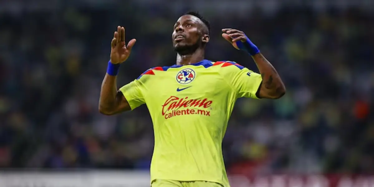 Julián Quiñones jugando para el América