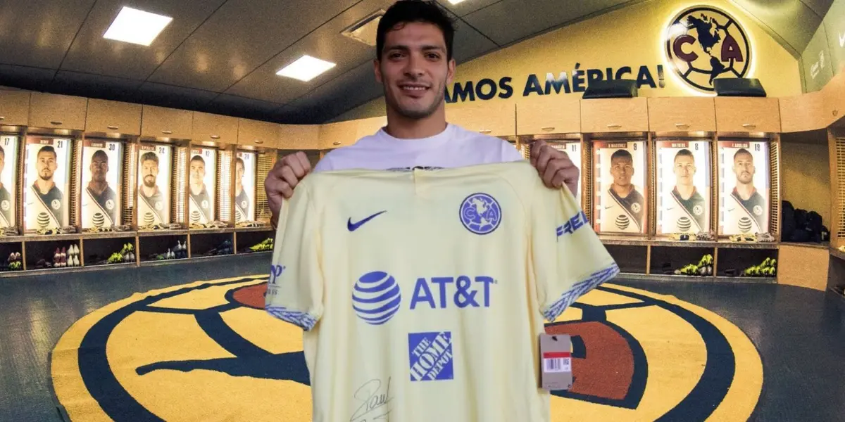 Raúl Jiménez sostiene la playera del América